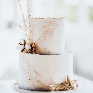Uniknij tej wpadki, jeśli wybierasz tort z elementami złota 🧁🤦🏽‍♀️

Zadbaj, aby Twój cukiernik użył złota jadalnego. Większość cukierni traktuje to jako standard, ale przed podpisaniem umowy koniecznie o to dopytaj. Niektóre firmy próbują na tym zaoszczędzić i w efekcie zamiast uciechy ze smaku tortu, Goście wydłubują kawałki folii ze swojego ciasta 🙈 

#makeitbest #wedding #weddingcake #poradyweddingplannera #weddingplanner #weddingplannerkrakow #isaidyes #organizacjaslubu #znarzeczonym #narzeczony #przyszlapannamloda #slubwkrakowie #tortslubny #tort #poradyslubne #slubnaglowie #slub #wychodzezamaz #powiedzialamtak #weddingplannercracow #weddingagencypoland #bride #pannamloda #bridetobe #wesele 

📸 Pinterest